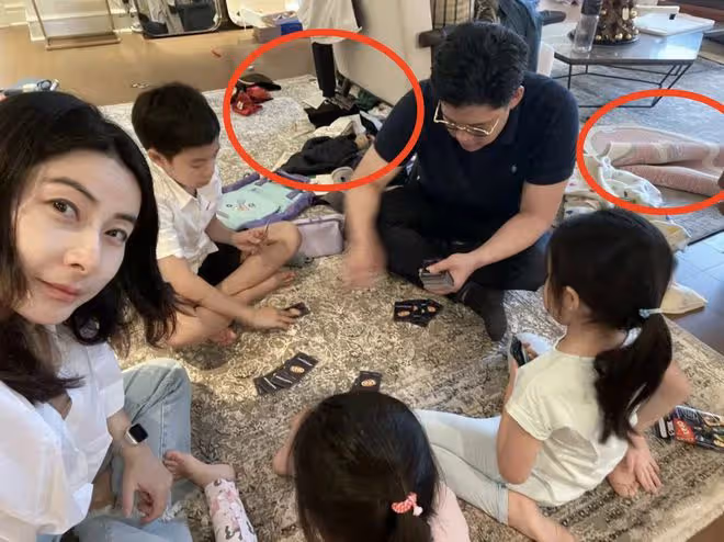 郭晶晶曬全家福為霍啟剛慶生,豪宅大客廳曝光,滿地衣服一片狼藉