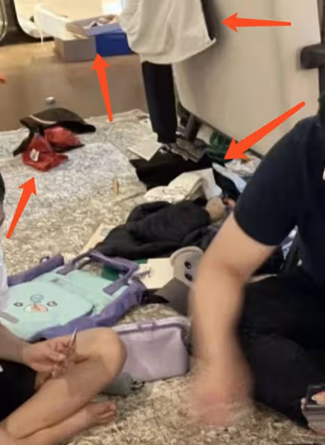 郭晶晶曬全家福為霍啟剛慶生,豪宅大客廳曝光,滿地衣服一片狼藉