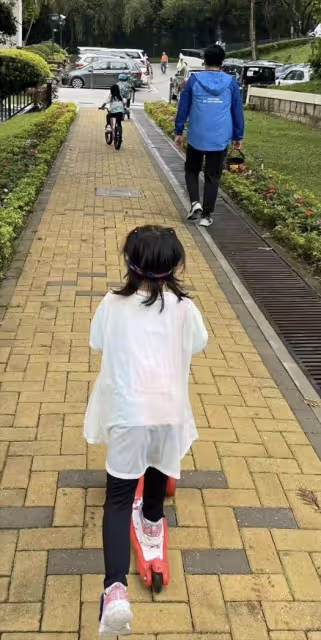 郭晶晶曬全家福為霍啟剛慶生,豪宅大客廳曝光,滿地衣服一片狼藉