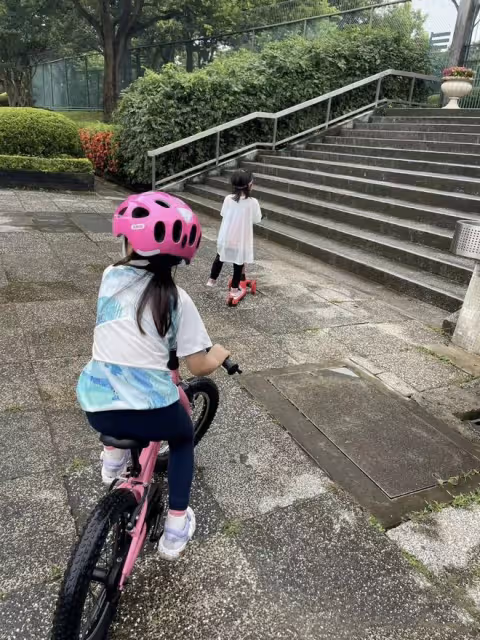 郭晶晶曬全家福為霍啟剛慶生,豪宅大客廳曝光,滿地衣服一片狼藉