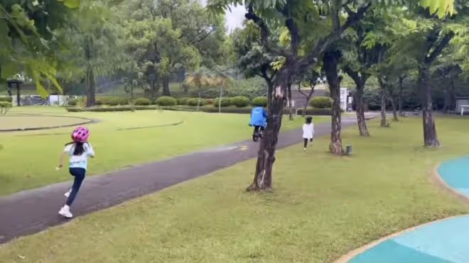 郭晶晶曬全家福為霍啟剛慶生,豪宅大客廳曝光,滿地衣服一片狼藉