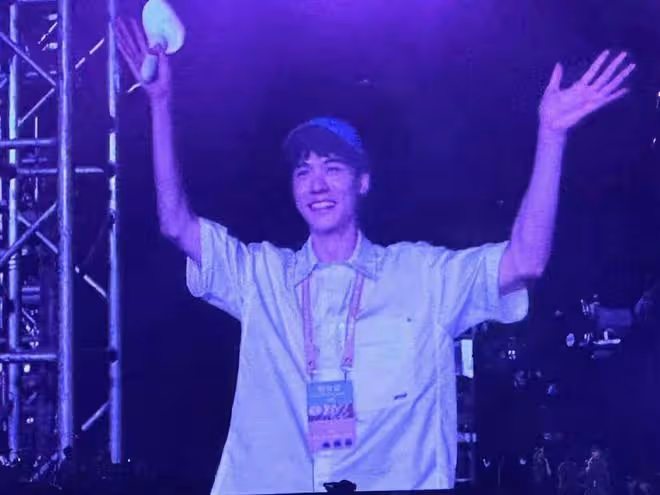 龔俊和周杰倫演唱會合唱,粉絲笑稱:俊寶唱歌可全是感情呀!