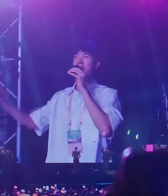 龔俊和周杰倫演唱會合唱,粉絲笑稱:俊寶唱歌可全是感情呀!
