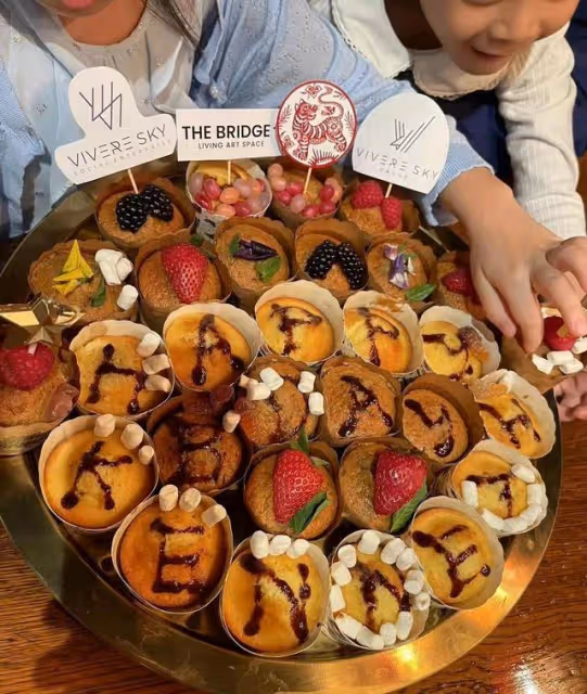 郭晶晶全家慶祝霍啟剛44歲,三個子女給爸爸做生日蛋糕很溫馨