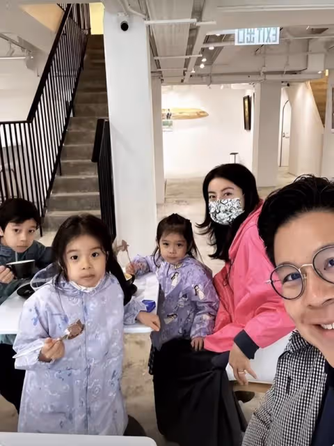 郭晶晶全家慶祝霍啟剛44歲,三個子女給爸爸做生日蛋糕很溫馨