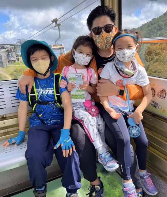 郭晶晶全家慶祝霍啟剛44歲,三個子女給爸爸做生日蛋糕很溫馨
