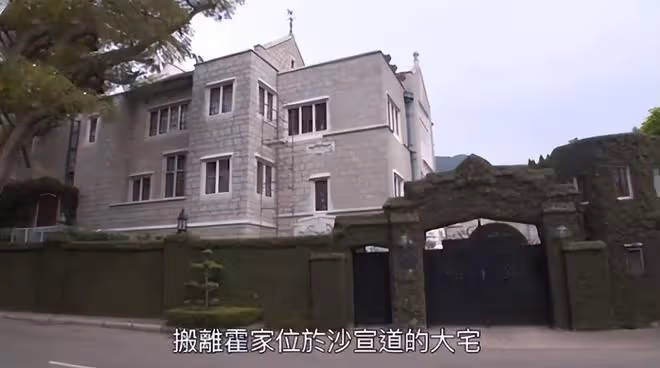 郭晶晶全家慶祝霍啟剛44歲,三個子女給爸爸做生日蛋糕很溫馨