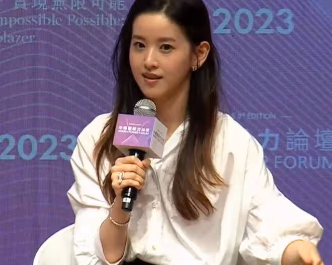 章澤天和何超瓊出席香港商會,大姐何超瓊擁有三層超級身份