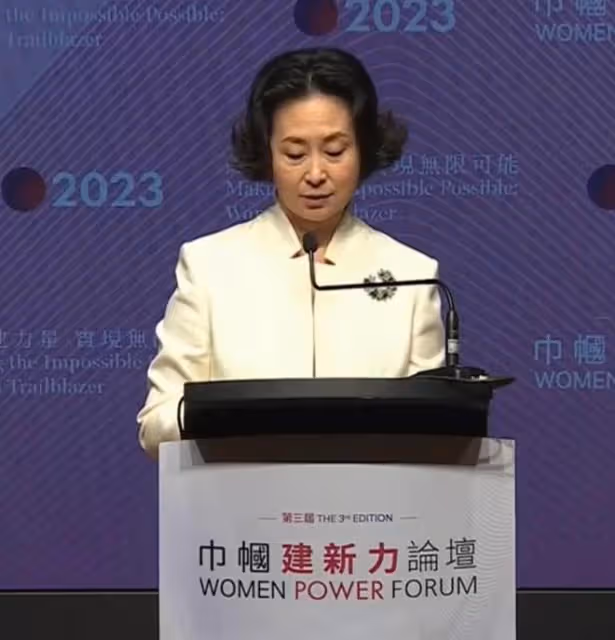 章澤天和何超瓊出席香港商會,大姐何超瓊擁有三層超級身份