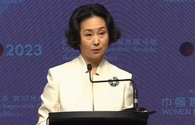 章澤天和何超瓊出席香港商會,大姐何超瓊擁有三層超級身份