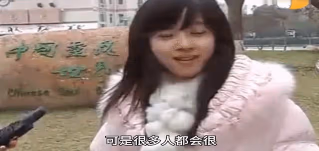 章澤天和何超瓊出席香港商會,大姐何超瓊擁有三層超級身份