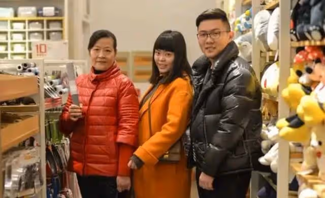 孫子生日,我給大兒媳轉3000被拒絕,去小兒媳家一趟後懂了