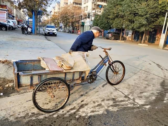 兒媳埋怨婆婆好吃懶做,丈夫怒了:又沒花你一分錢,關你什麼事