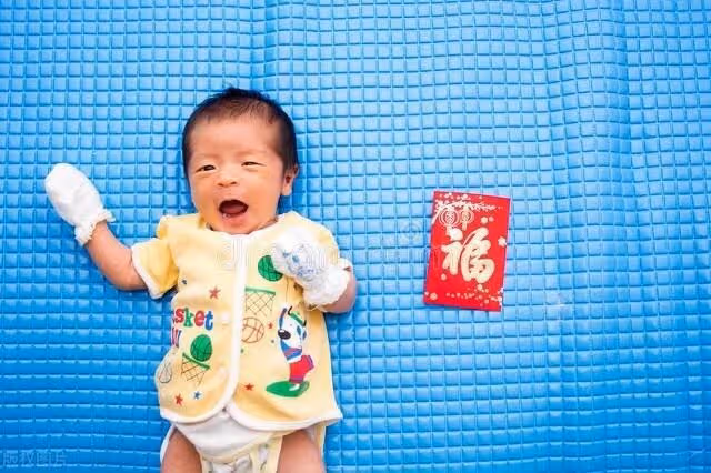 婆婆對兒媳說:管管你兒子,別到我房間翻東西!兒媳:這是他的家