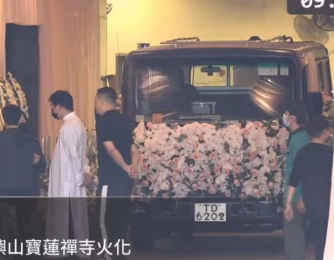 蔡天鳳遺體運往火葬場:靈車前扎滿鮮花,生前照片也一同火化