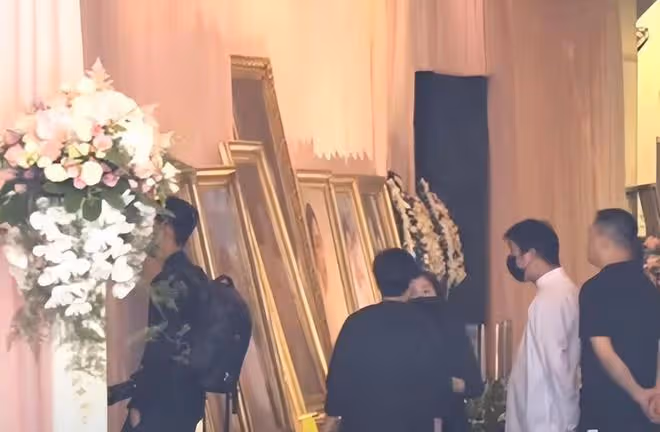 蔡天鳳遺體運往火葬場:靈車前扎滿鮮花,生前照片也一同火化