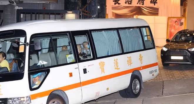 蔡天鳳遺體運往火葬場:靈車前扎滿鮮花,生前照片也一同火化