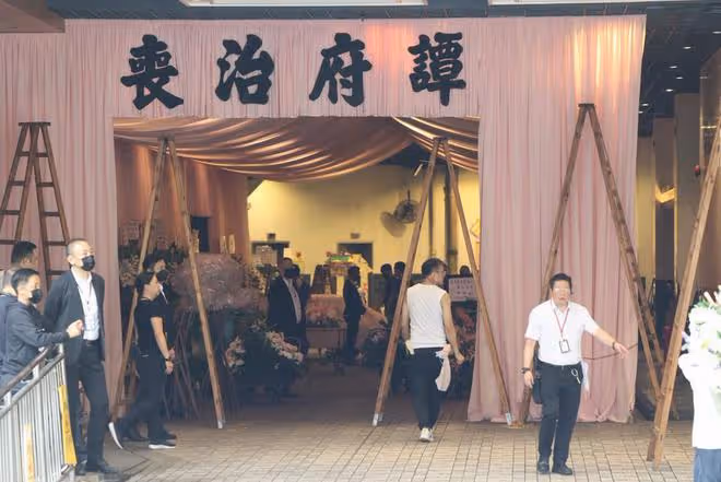 蔡天鳳遺體運往火葬場:靈車前扎滿鮮花,生前照片也一同火化