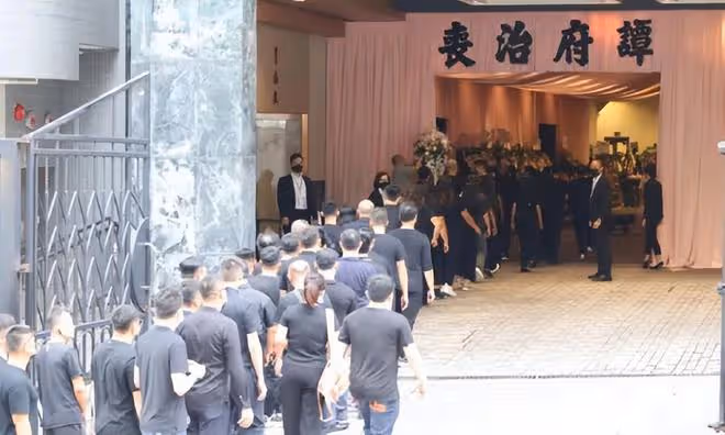 蔡天鳳葬禮現場遺體被紅色紗帳罩住,娘家人排長隊上香拜祭