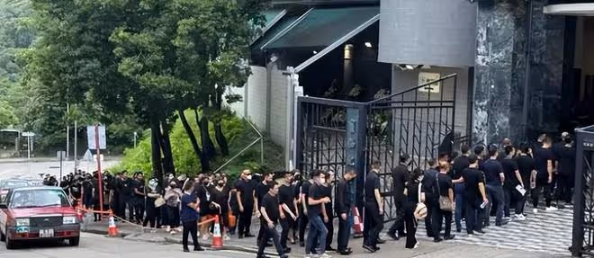 蔡天鳳葬禮現場遺體被紅色紗帳罩住,娘家人排長隊上香拜祭
