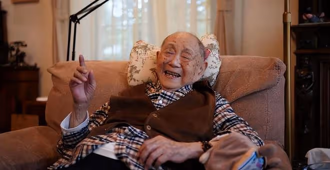 黃永玉離世,享年99歲,成龍曬合影悼念大師,願您一路走好