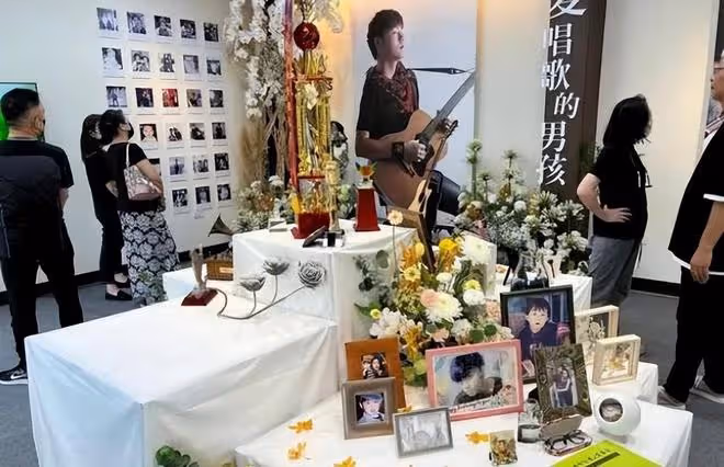年輕歌手古家齊車禍離世,年僅31歲,車禍現場碎片撒落一地