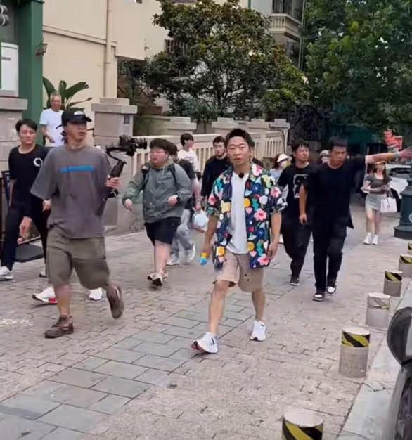 楊迪青島錄節目惹爭議,保安攔路遭遊客開懟,楊迪火速發文回應