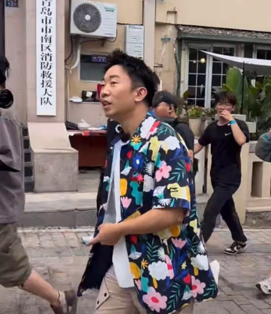 楊迪青島錄節目惹爭議,保安攔路遭遊客開懟,楊迪火速發文回應
