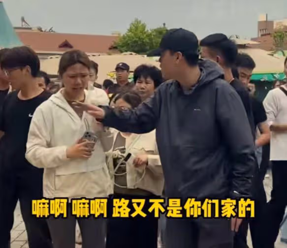楊迪青島錄節目惹爭議,保安攔路遭遊客開懟,楊迪火速發文回應