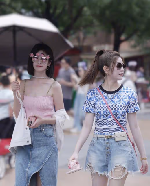 陳妍希穎兒帶娃游迪士尼,6歲小星星睫毛超長,化身小騎士好可愛