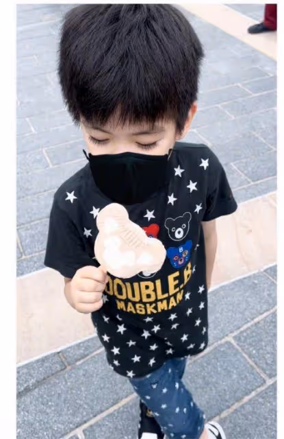 陳妍希穎兒帶娃游迪士尼,6歲小星星睫毛超長,化身小騎士好可愛