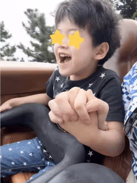 陳妍希穎兒帶娃游迪士尼,6歲小星星睫毛超長,化身小騎士好可愛