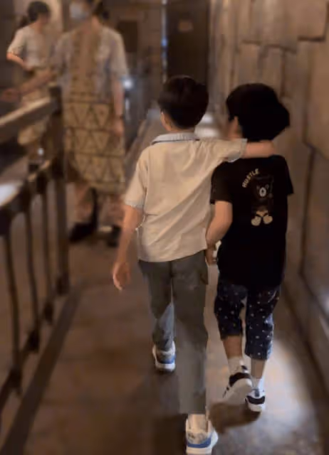 陳妍希穎兒帶娃游迪士尼,6歲小星星睫毛超長,化身小騎士好可愛