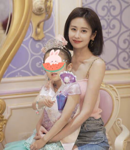 陳妍希穎兒帶娃游迪士尼,6歲小星星睫毛超長,化身小騎士好可愛