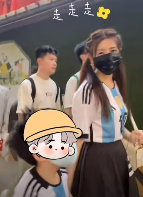 陳妍希穎兒帶娃游迪士尼,6歲小星星睫毛超長,化身小騎士好可愛