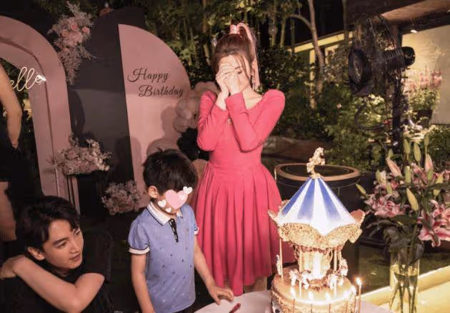 陳妍希穎兒帶娃游迪士尼,6歲小星星睫毛超長,化身小騎士好可愛
