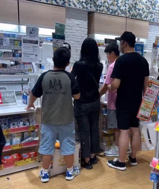 沙溢一家現身日本被偶遇,安吉小魚兒身材壯實,兄弟倆長相都隨爸