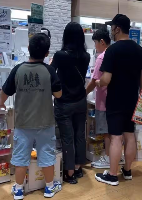 沙溢一家現身日本被偶遇,安吉小魚兒身材壯實,兄弟倆長相都隨爸