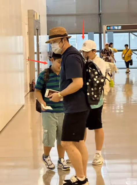沙溢一家現身日本被偶遇,安吉小魚兒身材壯實,兄弟倆長相都隨爸