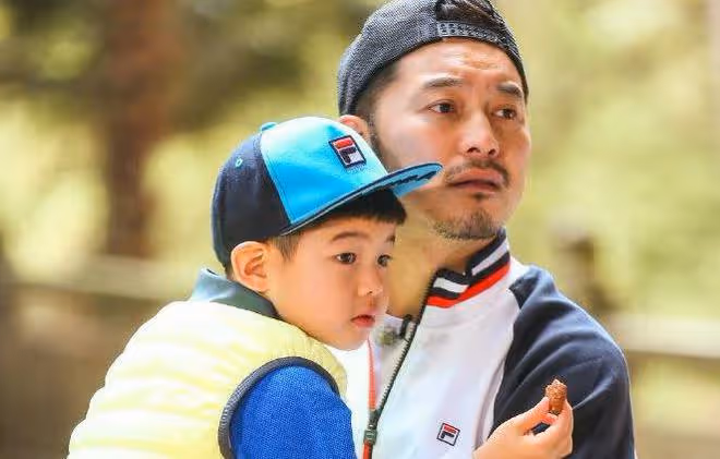 沙溢一家現身日本被偶遇,安吉小魚兒身材壯實,兄弟倆長相都隨爸
