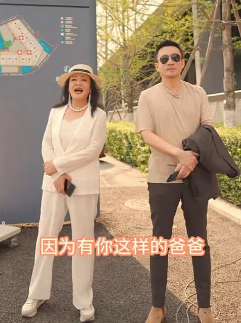 汪小菲慶42歲生日,與00後美女一起切蛋糕,兩人眉來眼去惹猜測