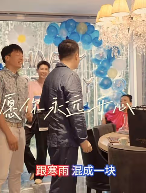 汪小菲慶42歲生日,與00後美女一起切蛋糕,兩人眉來眼去惹猜測