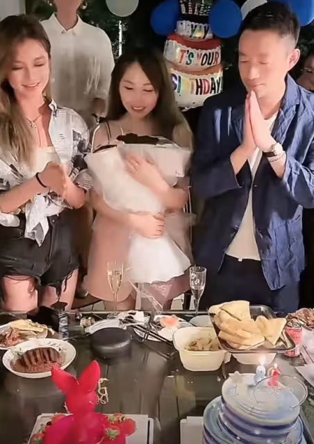 汪小菲慶42歲生日,與00後美女一起切蛋糕,兩人眉來眼去惹猜測