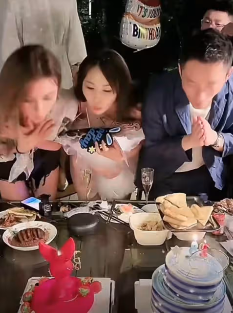 汪小菲慶42歲生日,與00後美女一起切蛋糕,兩人眉來眼去惹猜測