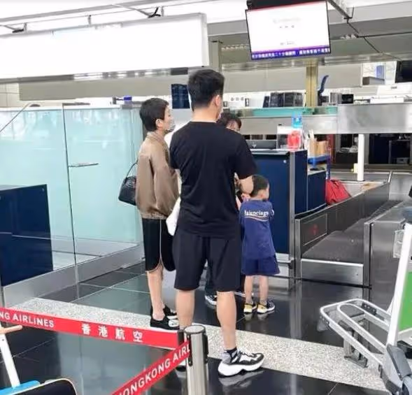 奚夢瑤夫婦現身日本,奚夢瑤素顏露面狀態好,何猷君被贊像留學生