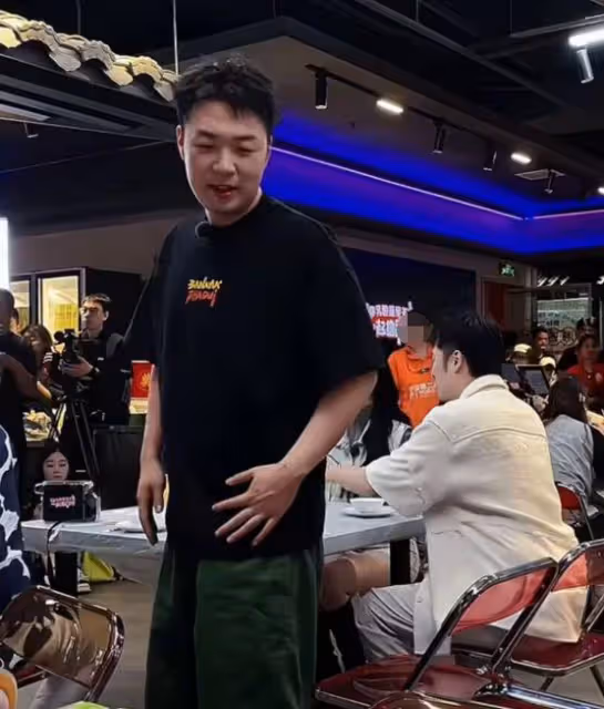 杜海濤長沙錄節目被偶遇,多人圍觀陣仗大,不理粉絲被指沒禮貌