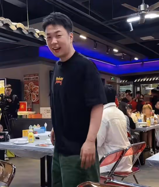 杜海濤長沙錄節目被偶遇,多人圍觀陣仗大,不理粉絲被指沒禮貌