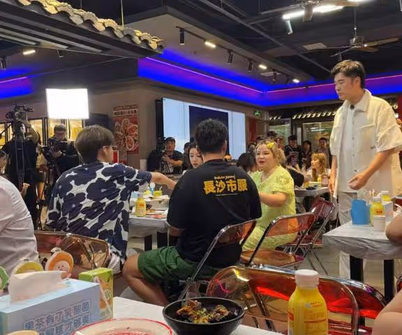 杜海濤長沙錄節目被偶遇,多人圍觀陣仗大,不理粉絲被指沒禮貌