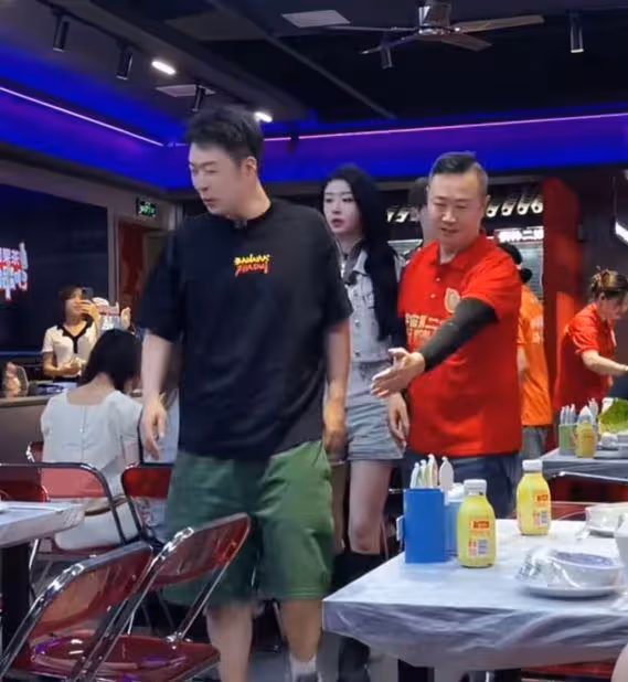 杜海濤長沙錄節目被偶遇,多人圍觀陣仗大,不理粉絲被指沒禮貌