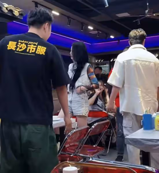 杜海濤長沙錄節目被偶遇，多人圍觀陣仗大，不理粉絲被指沒禮貌